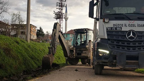Düzce'de V Kanal Altyapı Çalışmaları Devam Ediyor