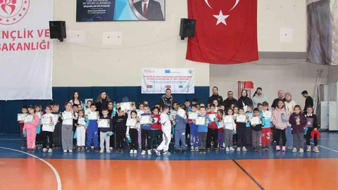 Düzce'de Atletizm Etkinliği Düzenlendi