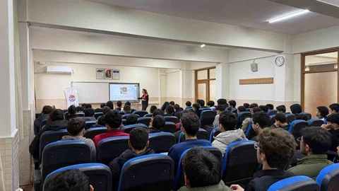 Mersin'de Dijital Farkındalık Semineri Düzenlendi