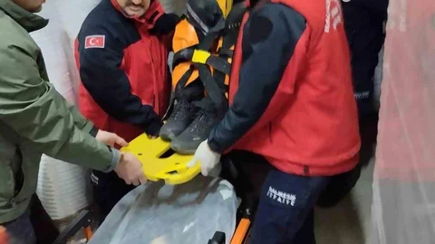 Balıkesir'de Asansör Boşluğuna Düşen Adam Kurtarıldı