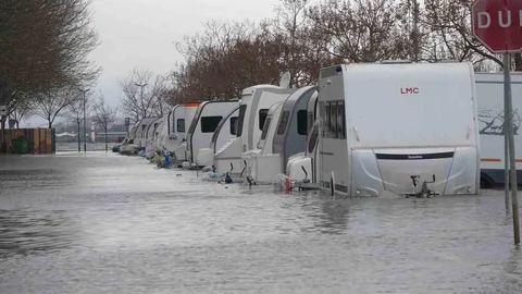 Kocaeli'de Otopark Su İçinde Kaldı