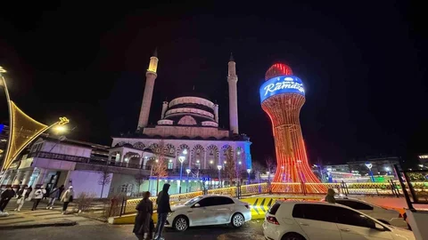 Bingöl'de İlk Teravih Namazı Coşkusu