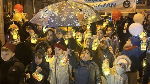 Çocuklar Fenerlerle Teravih Namazında Heyecan Duydu