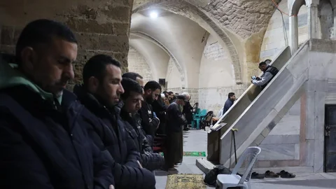 Gazze'de Büyük Ömer Camii'nde Teravih Namazı Kılındı