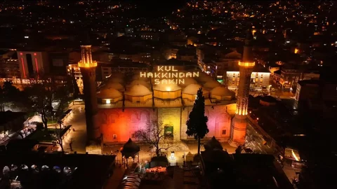 Bursa Ulu Cami’de Ramazan Mahyası Işıldıyor