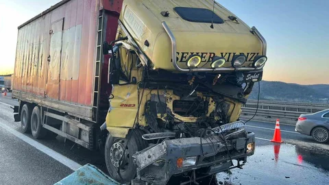 Kuzey Marmara Otoyolu'nda Kamyon Tır Çarptı