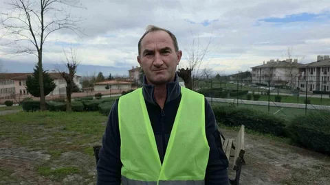 Düzce'de Temizlik İşçisi Türk Bayrağını Kurtardı