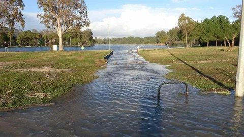 Manavgat'ta Dalgalar Gölü Sular Altında Bıraktı