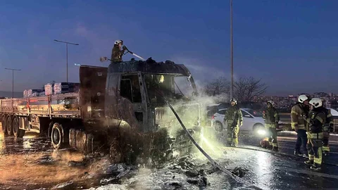 Alev Alan Tır Kullanılamaz Hale Geldi