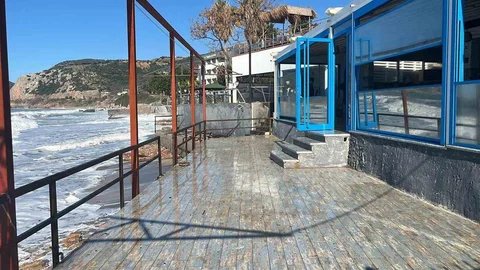 Alanya'da Dalgalar Lokantayı Bastı