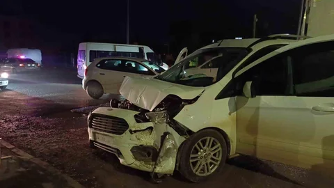 Minibüs ve Hafif Ticari Araç Çarpıştı