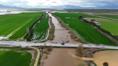 Büyük Menderes Nehri Köprü Seviyesine Yükseldi