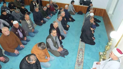 Burhaniye'de İlk Teravih Namazı Coşkusu