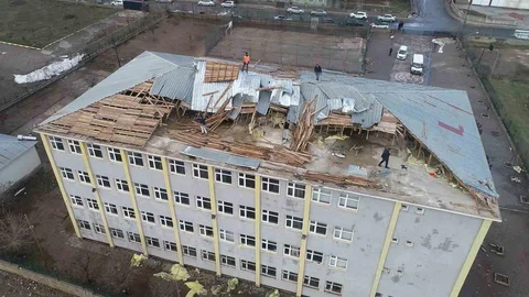 Muş'ta Fırtına Okul Çatısını Uçurdu