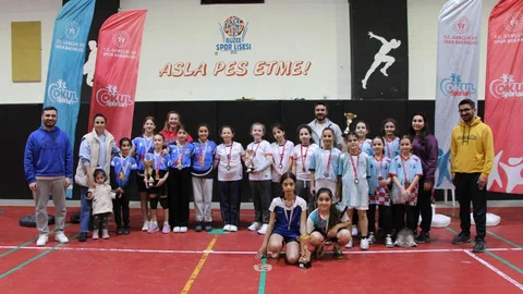 Düzce'de Badminton Şampiyonları Ödüllendirildi