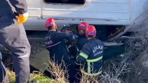 Adana'da Öğrenci Servisi Devrildi