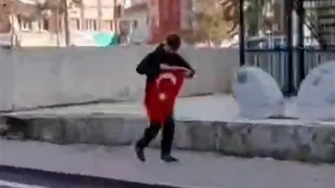 Kayseri'de Çocuk Türk Bayrağı'nı Aldı