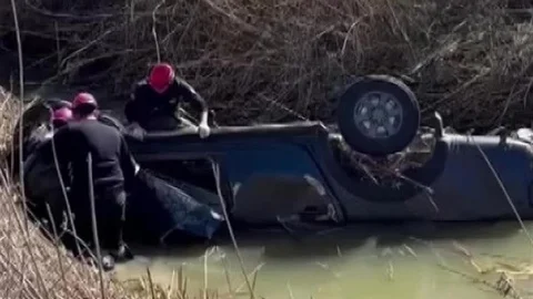 Adana'da Kamyonet Devrildi