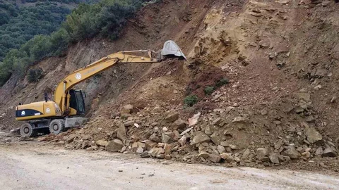 Denizli'de Heyelan Sonrası Yol Çalışmaları