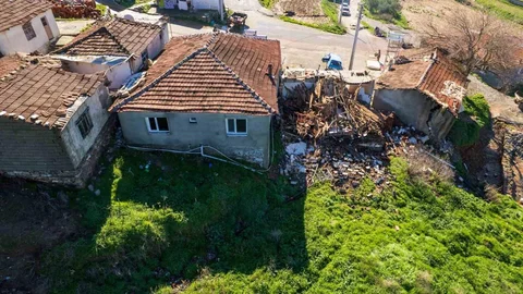 Gölmarmara'da Heyelan Sonrası 7 Ev Zarar Gördü