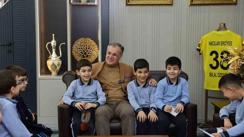 Minik Öğrenciler Başkan Özdoğan'ı Ziyaret Etti