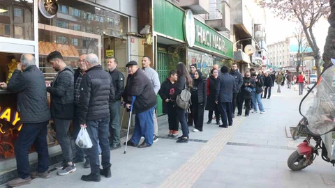 Sakarya’da İftar Öncesi Uzun Pide Kuyruğu