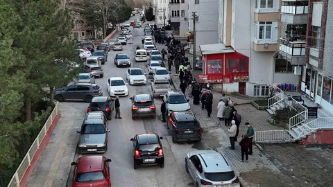 Edirne'de İftar Öncesi Pide Kuyruğu
