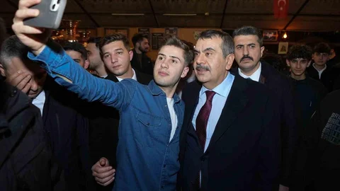 Bakan Tekin Erzurum'da Gençlerle Buluştu