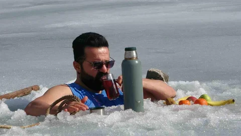 Van'da Maceracı Öğretmenin Buzlu Su Deneyimi