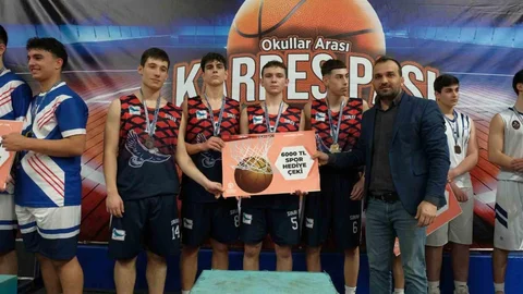 Kocaeli'de Basketbol Turnuvası Ödülleri Dağıtıldı