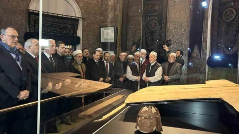 Hırka-i Şerif İstanbul'da Ziyarete Açıldı