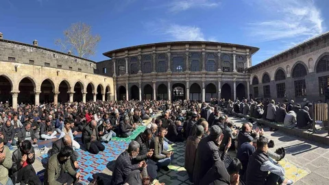 Diyarbakır'da İlk Cuma Namazı Coşkusu