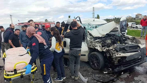 Antalya'da Midibüs Devrildi, 7 Yaralı