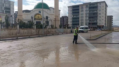 Siirt'te Kaldırımlar Dezenfekte Edildi