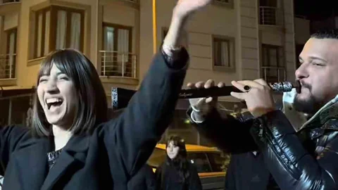 Kanseri Yenen Öğretmenden Coşkulu Kutlama