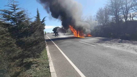 Uşak’ta Yangın Çıkan Cip Tamamen Yandı