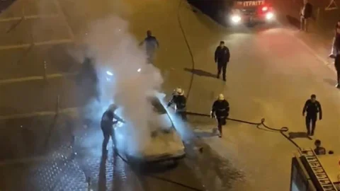 Adana’da Park Halindeki Araç Yandı