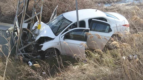 Konya'da Direğe Çarpan Araçta 3 Yaralı