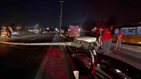 Bakırköy'de Otomobil Kazası: 2 Yaralı