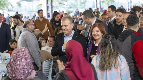 Büyükşehir’den Erdemli’de Geleneksel İftar Buluşması: Vahap Seçer Binlerce Vatandaşla Aynı Sofrada Bir Araya Geldi