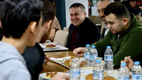 Bilecik'te Öğrencilere İftar Yemeği Dağıtıldı