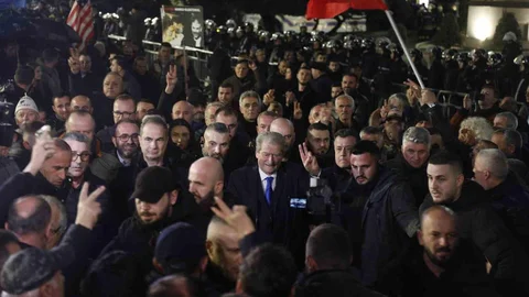 Arnavutluk'ta Protestolar Giderek Şiddetlendi