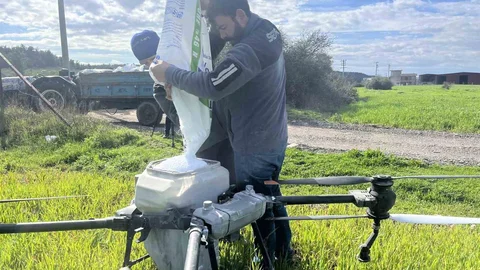 İzmir'de Çiftçiler Dron ile Gübreleme Yapıyor