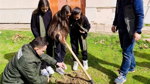Gediz'de Öğrencilere Fidan Dikim Etkinliği