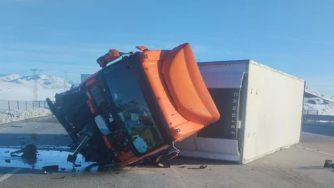Bingöl'de Tır Devrildi, 1 Yaralı