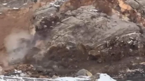 Çukurca'da Kaya Düşmesi Anları Görüntülendi