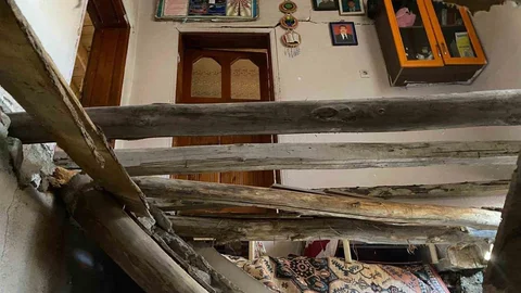 Çatak'ta Ev Damı Çöktü