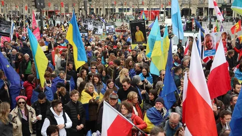 Paris'te Ukrayna Destek Gösterisi