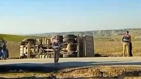 Kurtalan'da Hafriyat Kamyonu Devrildi