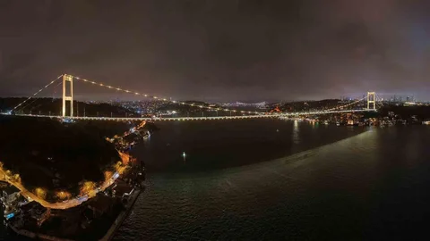 Fatih Sultan Mehmet Köprüsü Sarı Renkte Aydınlatıldı